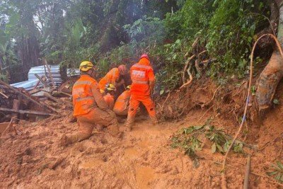 Sexta morte causada pela chuva em Minas Gerais é registrada em Muriaé (MG) -  (crédito: CBMMG/Divulgação)