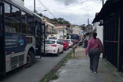 Trânsito é impacto em bairros adjacentes do Anel Rodoviário de BH. No bairro das Indústrias, na Região do Barreiro, o congestionamento atrapalha a rotina dos motoristas -  (crédito: Quéren Hapuque/EM/DA Press)