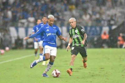 Cruzeiro, de Mateus Pereira (E), que venceu o clássico contra o América, no fim de semana, terá pela frente, hoje, às 19h, o Mirassol, pelo Brasileiro -  (crédito: Ramon Lisboa/EM/D.A. Press)