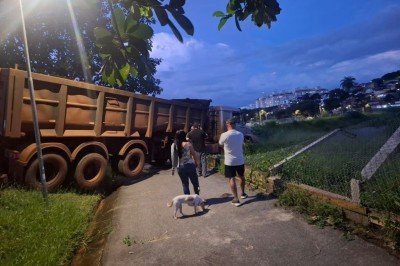 Acidente aconteceu na noite dessa segunda (9) e não houve feridos -  (crédito: Wellington Barbosa/EM/D.A.Press)