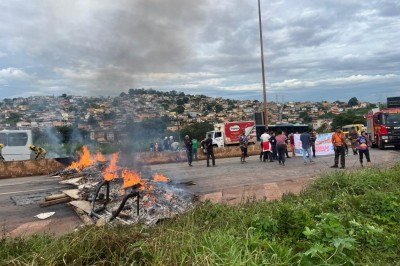 Manifesta&ccedil;&atilde;o contra a poss&iacute;vel desapropria&ccedil;&atilde;o de moradores da Vila Maria trava o tr&acirc;nsito no Anel Rodovi&aacute;rio de BH -  (crédito: Wellington Barbosa/EM/DA Press)