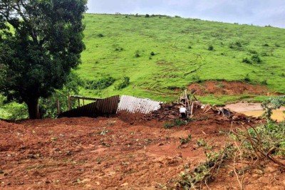 Casa acabou desabando e os quatro morreram no local -  (crédito: CBMMG)