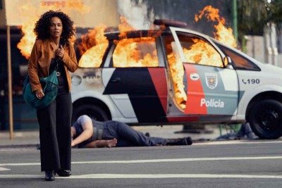 Naruna Costa volta ao papel de Cristina, uma das líderes da facção, que agora ocupa outro posto na Irmandade, 10 anos depois dos acontecimentos da última temporada
 -  (crédito: Alexandre Schneider/divulgação)