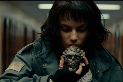 Apito vindo de misterioso cachimbo asteca p&otilde;e a jovem Chrys (Dafne Keen) em perigo no filme "O som da morte", dirigido por Corin Hardy, de 'A freira' -  (crédito: IFC SHUDDER/DIVULGA&Ccedil;&Atilde;O)