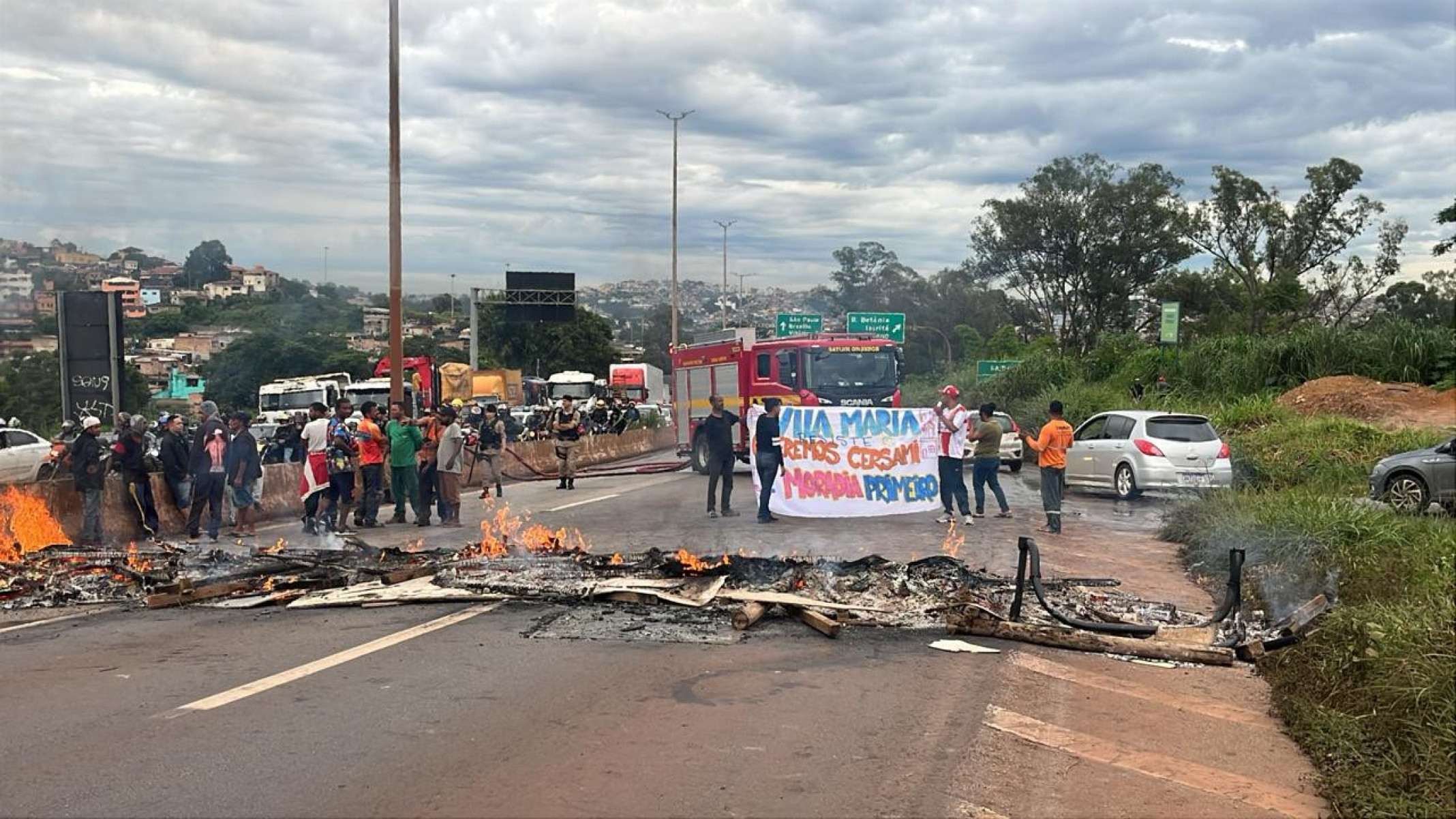 O protesto bloqueou os dois sentidos da via-Wellington Barbosa/EM/D.A Press