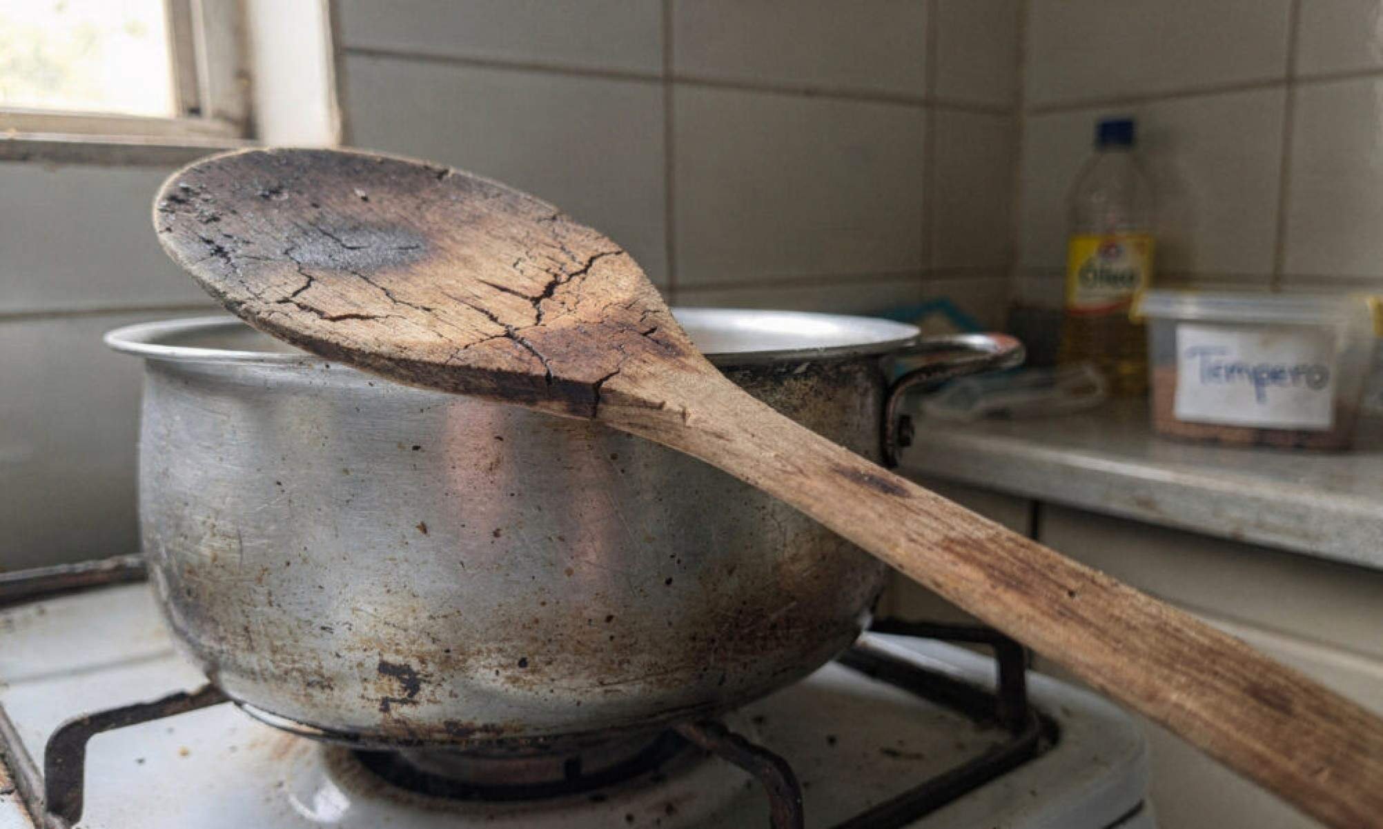 Colher de pau na cozinha parece inofensiva, mas pode esconder riscos sérios - Tupi