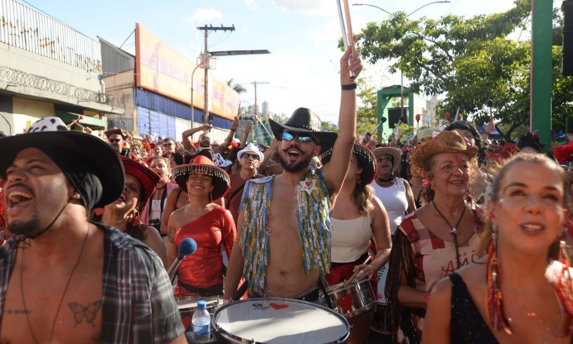 A bateria do &Eacute; o Am&ocirc; conta com mais de 150 integrantes e &eacute; acompanhada por banda e trio de vozes sobre o trio el&eacute;trico 