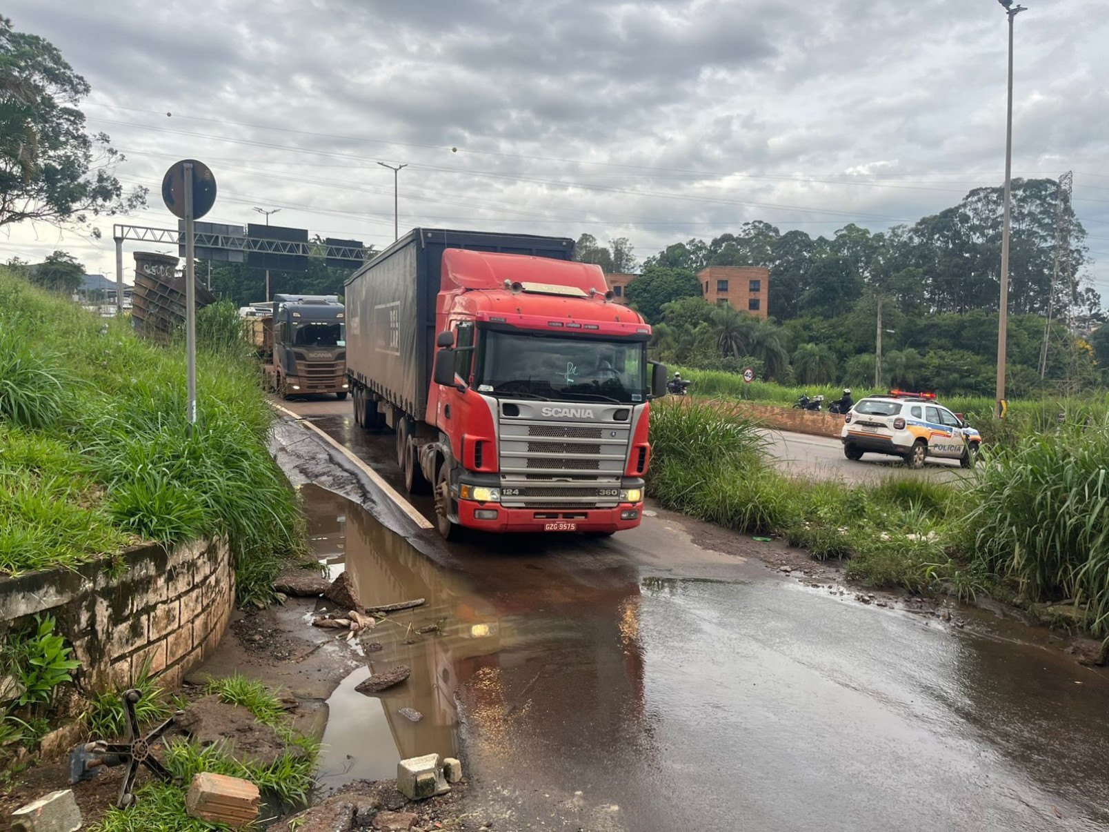 Motoristas que trafegam pelo Anel Rodoviário, na altura do Betânia, em Belo Horizonte, passam pela marginal da via, que está tomada por esgoto, para fugir do congestionamento-Wellington Barbosa/EM/DA Press