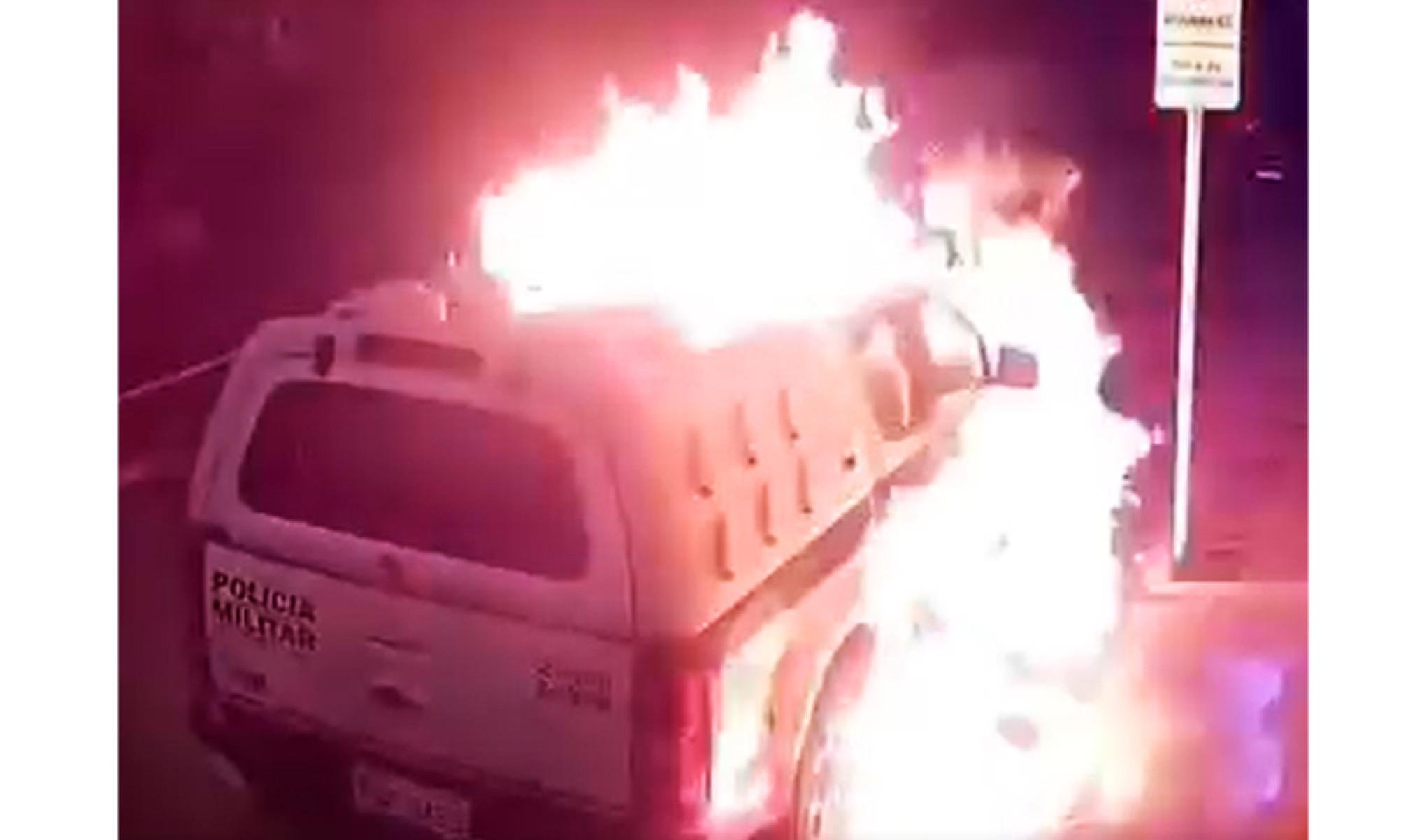 Câmera registra jovem que morreu baleado ateando fogo em viatura da PMMG -  (crédito: Redes Sociais/DivulgaÃ§Ã£o)