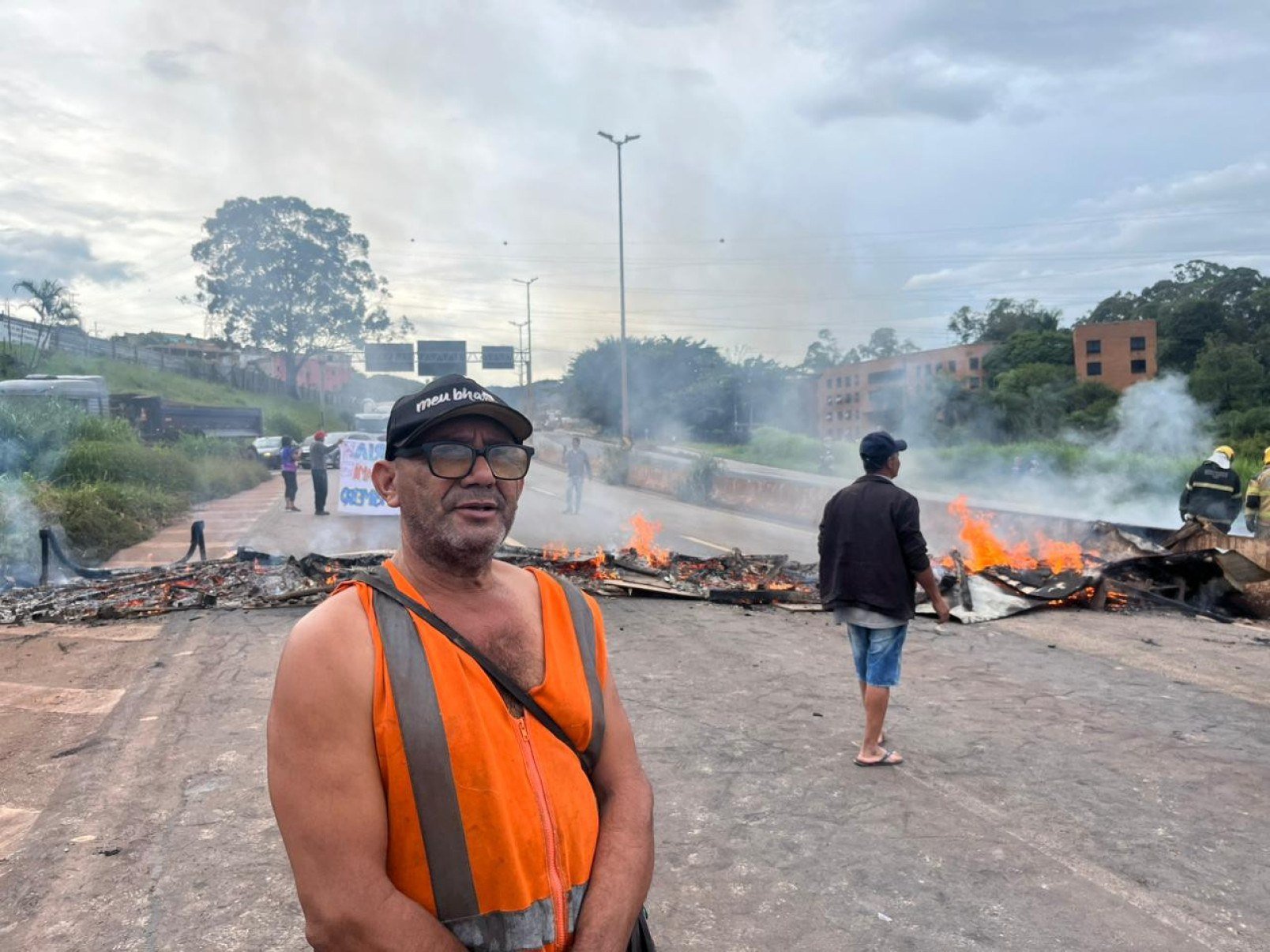 O morador Francisco Melo, de 56 anos, conta que a mobilização é motivada pela demora na realocação das famílias que vivem às margens da rodovia.-Wellington Barbosa/EM/DA Press