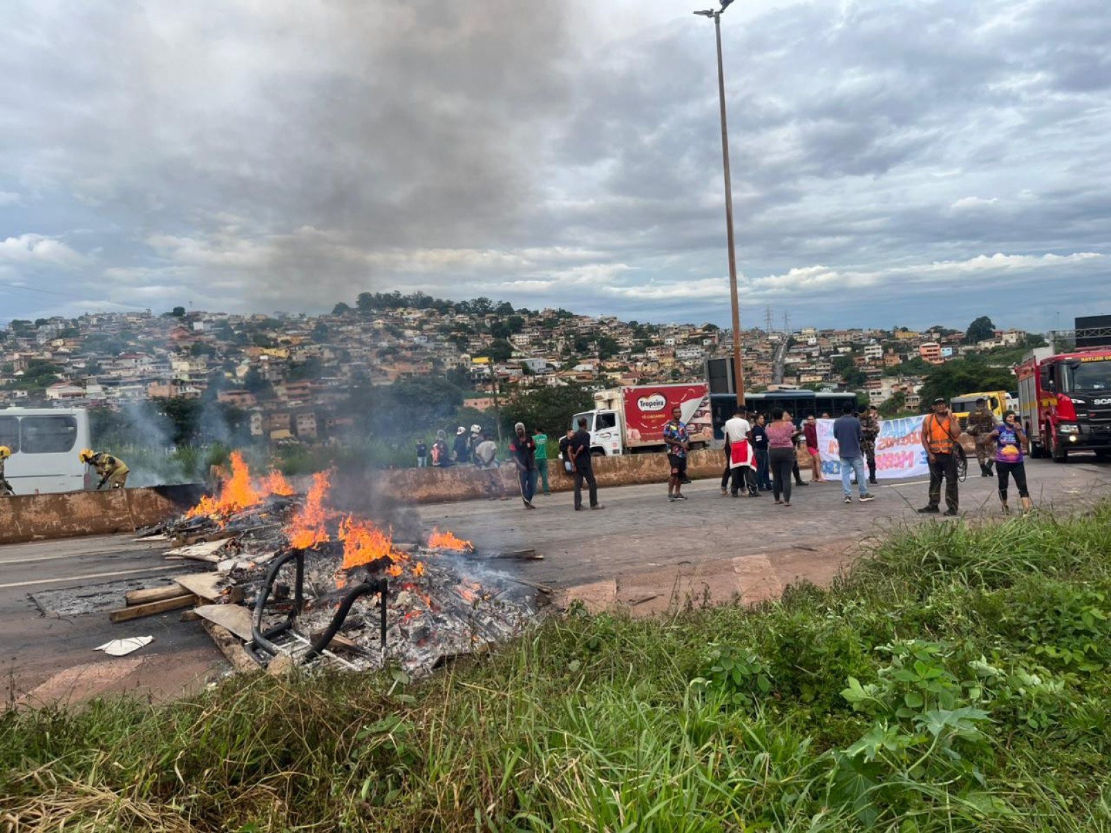 Manifestação contra a possível desapropriação de moradores da Vila Maria trava o trânsito no Anel Rodoviário de BH-Wellington Barbosa/EM/DA Press