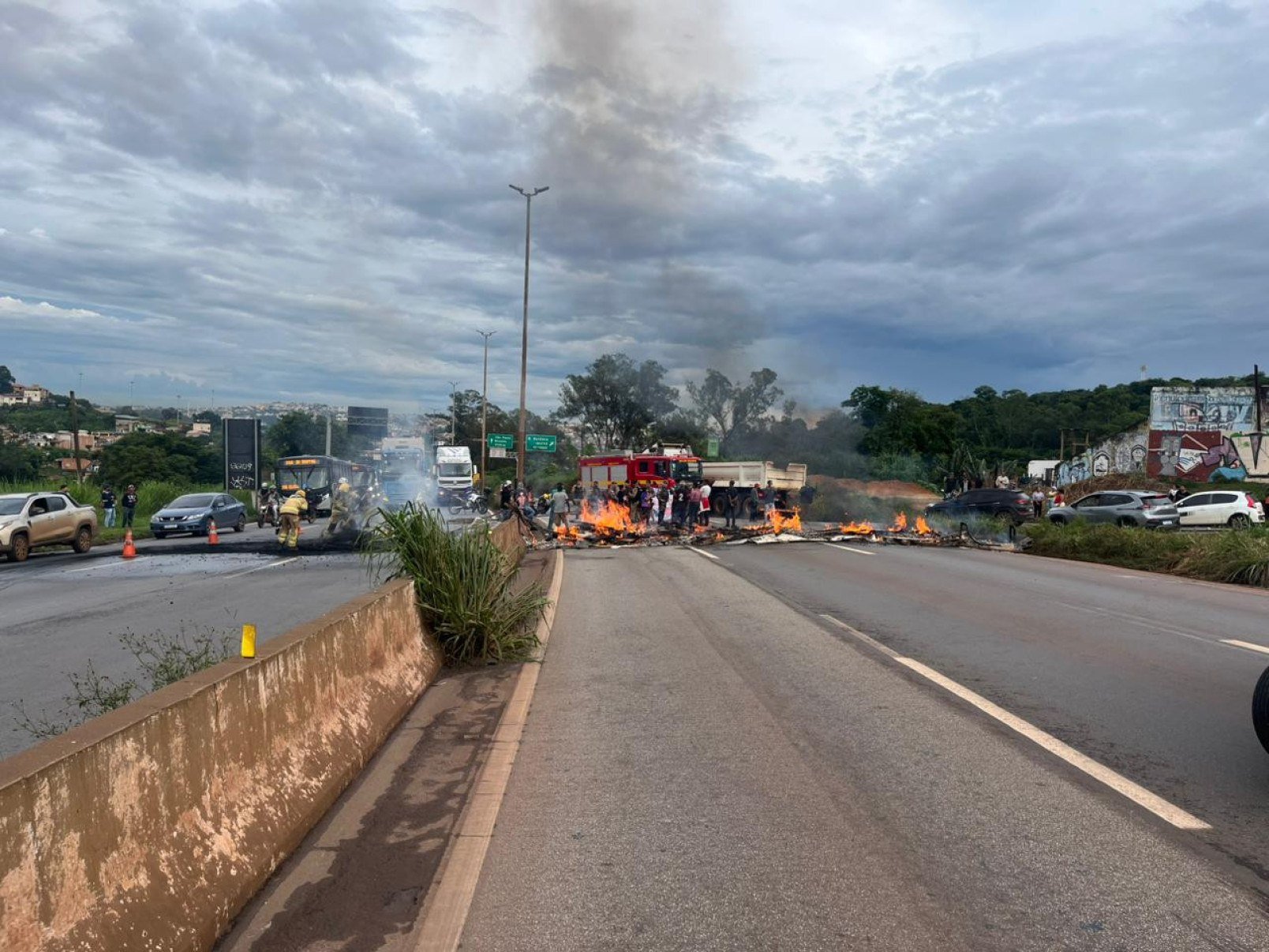 Manifestação contra a possível desapropriação de moradores da Vila Maria trava o trânsito no Anel Rodoviário de BH-Wellington Barbosa/EM/DA Press