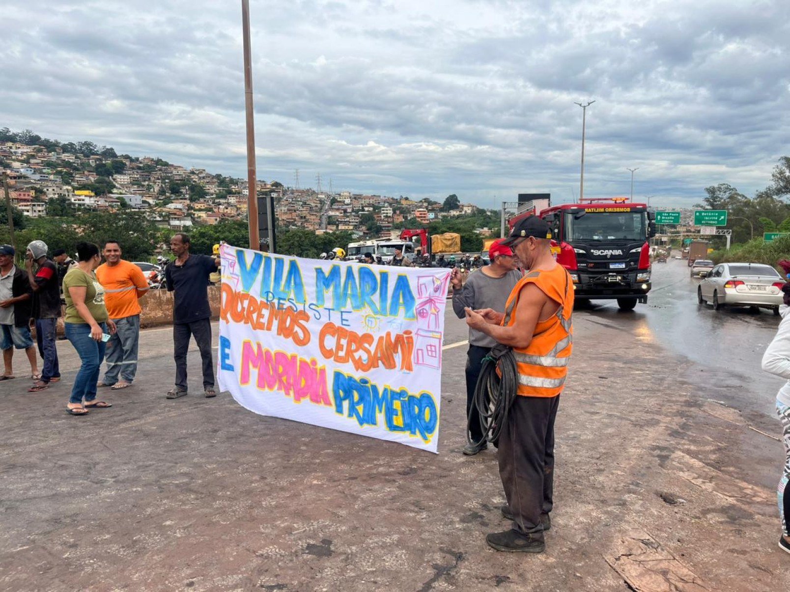 Manifestação contra a possível desapropriação de moradores da Vila Maria trava o trânsito no Anel Rodoviário de BH-Wellington Barbosa/EM/DA Press