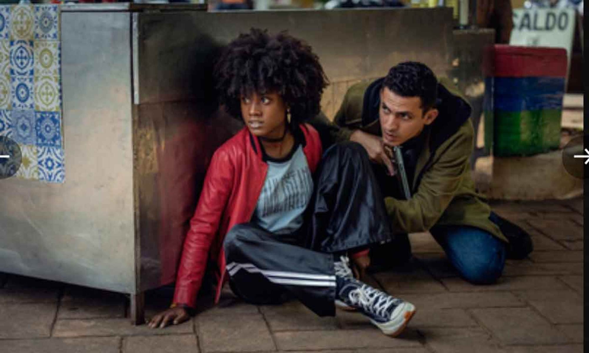 Os atores Camilla Dami&atilde;o e David Santos, sentados em ambiente de cozinha, olham para fora com express&atilde;o apreensiva em cena de &nbsp;Salve geral