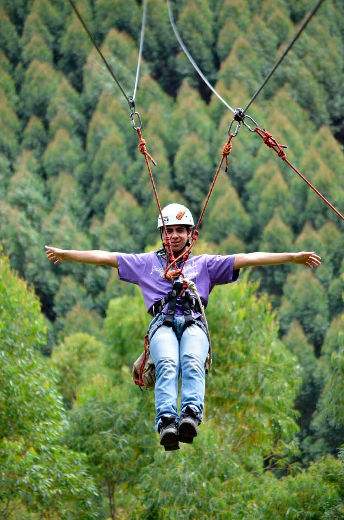 A tirolesa &eacute; um dos destaques no card&aacute;pio de experi&ecirc;ncias  radicais que o distrito na Serra da Mantiqueira oferece
