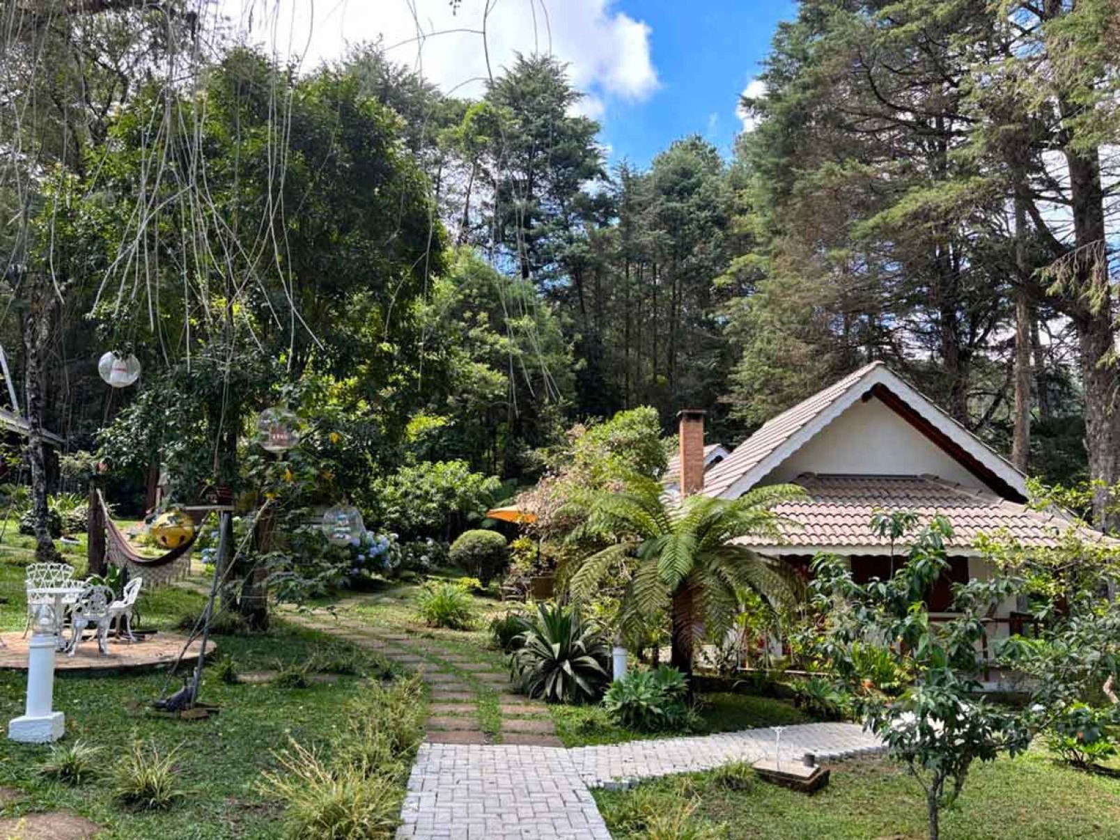 A pousada Su&iacute;&ccedil;a Mineira Garden recebe os h&oacute;spedes com  acomoda&ccedil;&otilde;es confort&aacute;veis  espalhadas em um agrad&aacute;vel jardim