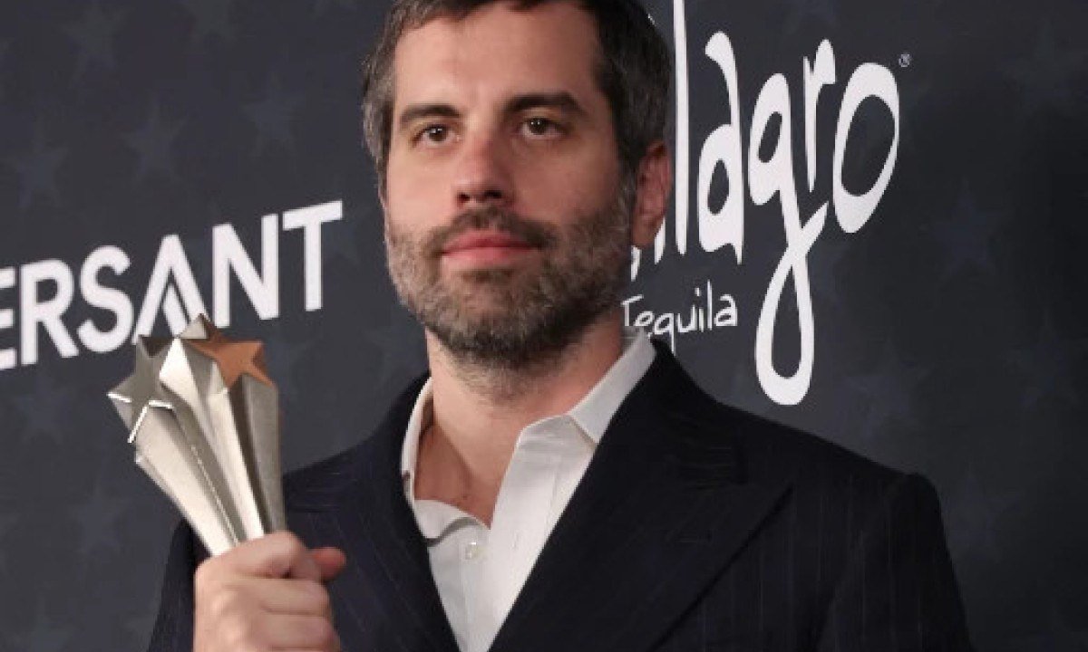  Brasileiro Adolpho Veloso exibe o trof&eacute;u do pr&ecirc;mio Critics Choice de fotografia