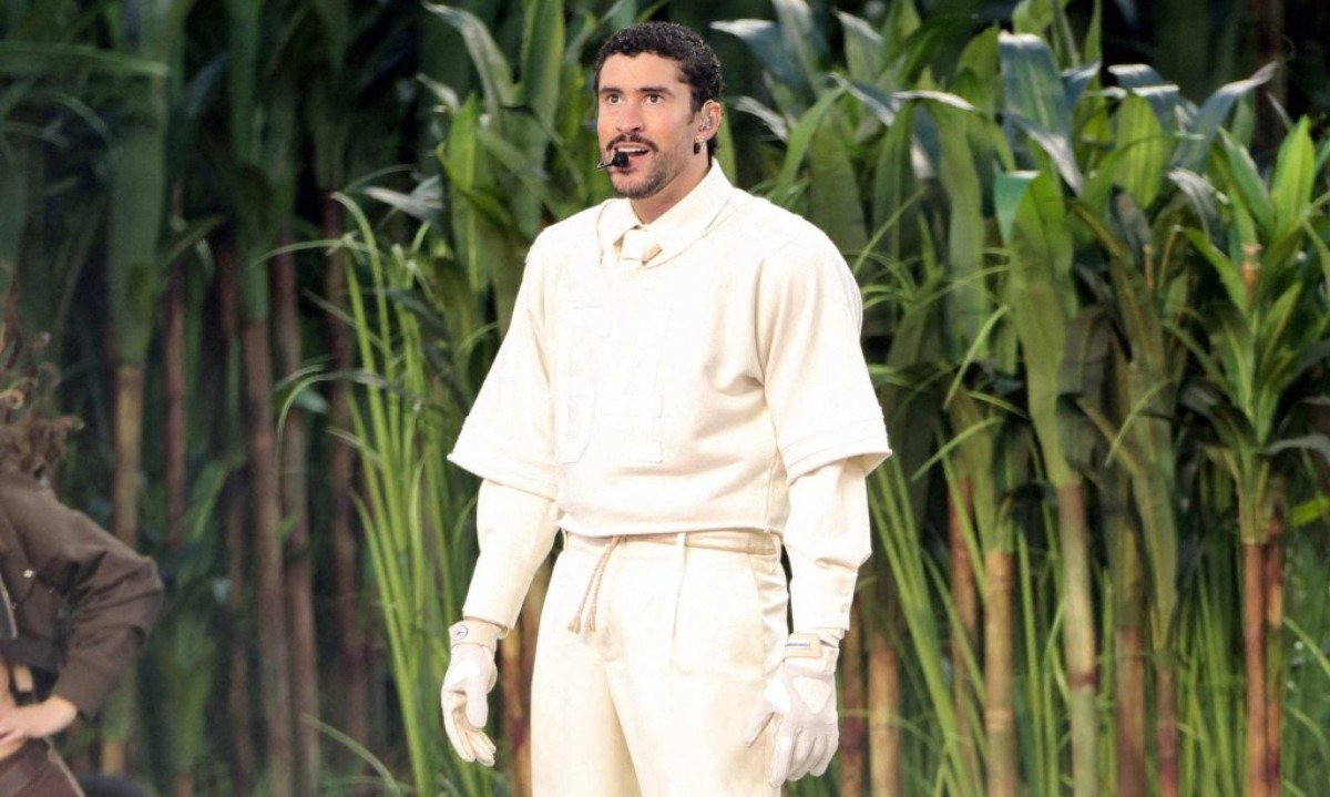 Bad Bunny performando durante o Apple Music Super Bowl&nbsp;LX Halftime Show 