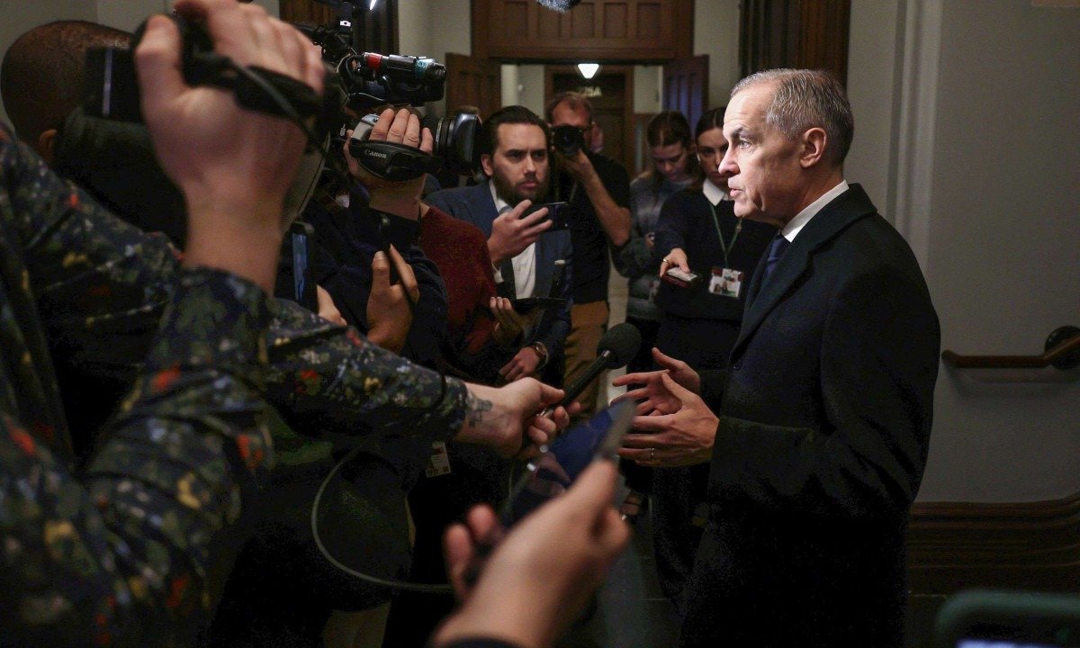 O primeiro-ministro Mark Carney fala a jornalistas sobre a trag&eacute;dia na Col&uacute;mbia Brit&acirc;nica 