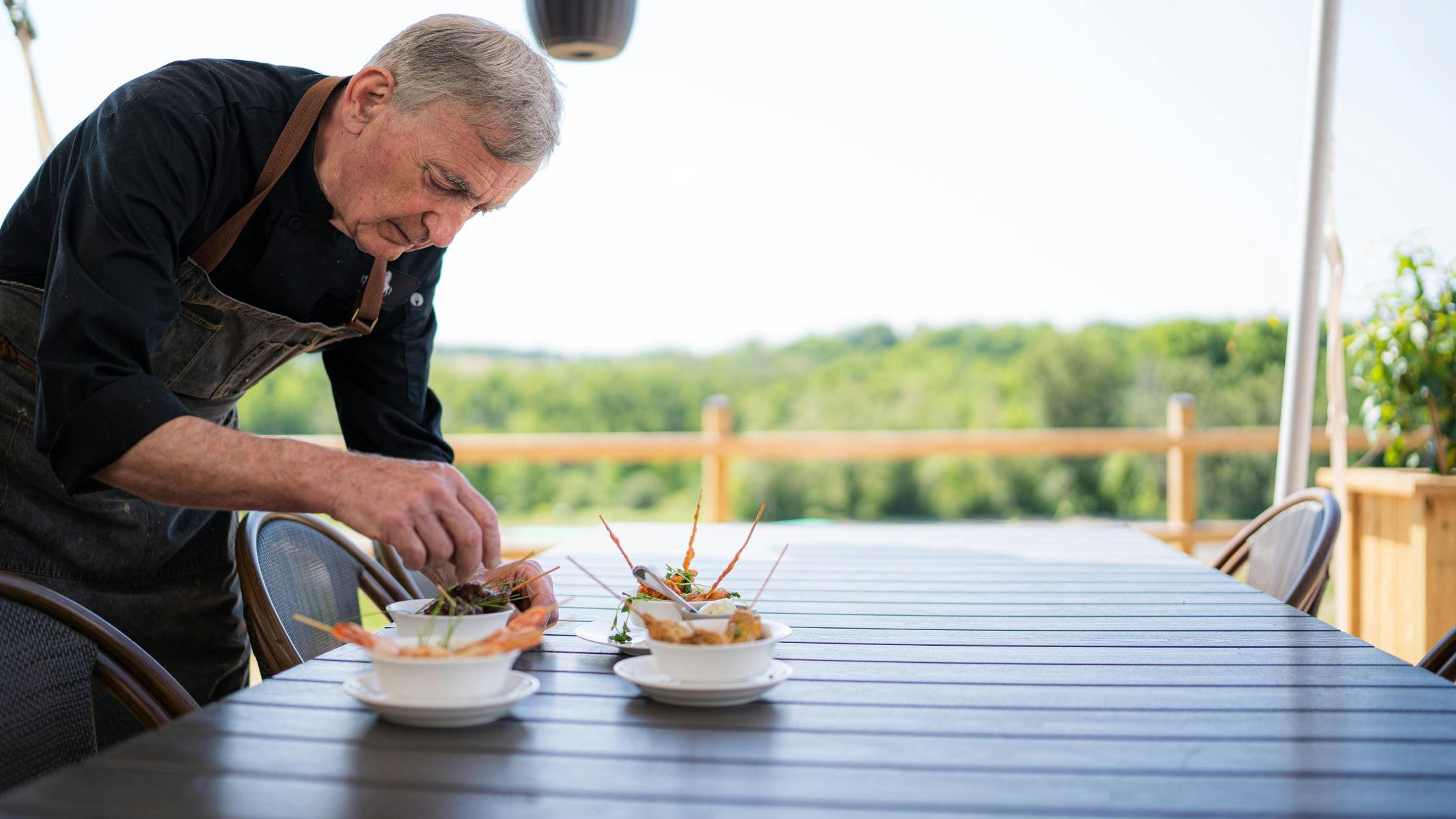 Bares e restaurantes ampliam contratações de pessoas 50+ - DINO