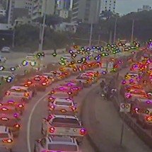 Manifestação no trevo do Belvedere 'dá nó' no trânsito de BH - BH Trans/Reprodu&ccedil;&atilde;o