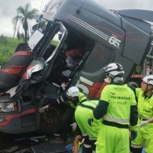 Motorista de carreta passa mal, provoca batida e interdita a BR-040  - Reprodução/CBMMG