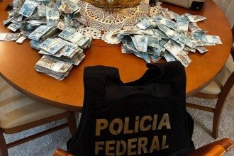 Dinheiro localizado na terceira fase da Operação Barco de Papel, que investiga a gestão de recursos do Rioprevidência -  (crédito: Divulgação/Políica Federal)