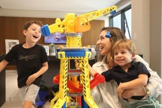 Joana Starling de Carvalho com seus dois filhos Vitor (4) e Joao (3). Ela tem mestrado e doutorado em Saude do Adulto e entrou no doutorado com o primeiro com 3 meses de nascido e engravidou do segundo que nasceu durante o trabalho.   -  (crédito: Marcos Vieira /EM/DA. Press.)