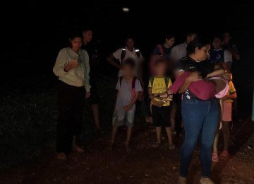 Alunos ficaram ilhados no meio da estrada e precisaram ser resgatados pelo Corpo de Bombeiros -  (crédito: Reprodução/Redes Sociais)