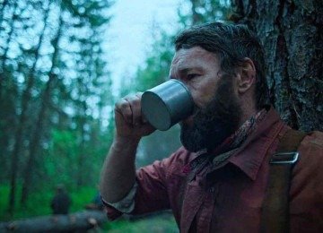 Joel Edgerton protagoniza 'Sonhos de trem', totalmente fotografado com luz natural pelo brasileiro Adolpho Veloso. Filme retrata drama de trabalhador nos EUA no in&iacute;cio do s&eacute;culo 20 -  (crédito: Netflix/divulga&ccedil;&atilde;o)