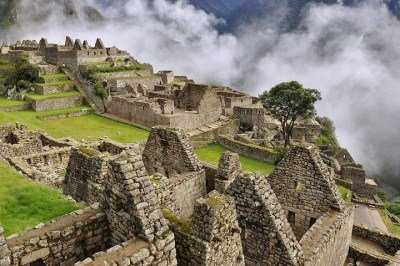 <p>Uma das Maravilhas do Mundo Moderno, Patrimônio da Humanidade, Machu Picchu é o principal cartão-postal do Peru. E<br />
um estudo mostrou que o lugar é 20 anos mais velho do que se imaginava. A pesquisa publicada no jornal científico Antiquity aponta que o local foi ocupado entre 1420 e 1530.</p>
 -  (crédito:  Flickr one-thirteen)