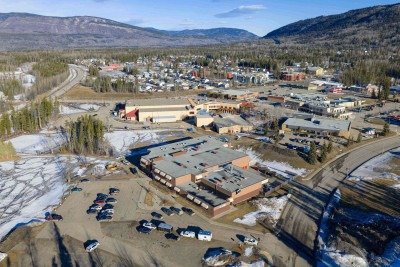 A Escola Secundária de Tumbler Ridge, na Colúmbia Britânica, palco de uma tragédia sem precedentes na região: além dos mortos, 25 feridos  -  (crédito: Eagle Vision Agency/AFP)