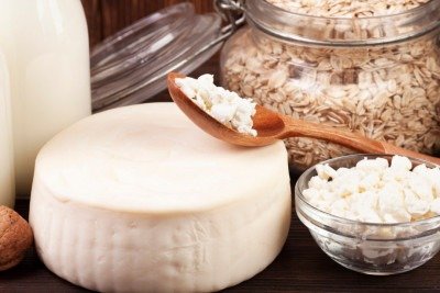 <p>Com sabor irresistível e uma diversidade que conquistou o mundo, os queijos podem assustar alguns que buscam equilibrar a dieta. No entanto, é possível desfrutar dessas delícias sem sabotar os objetivos. Veja os tipos de queijos magros e seus benefícios à saúde.</p>
 -  (crédito: Freepik)