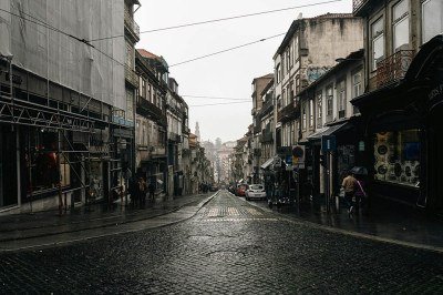 <p>A Europa tem várias cidades onde as chuvas são frequentes devido a fatores como a proximidade com o oceano, correntes de ar úmidas e relevo montanhoso.</p>
 -  (crédito: Uiliam Nörnberg pexels)