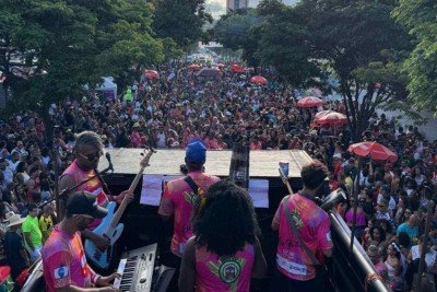 Em 2024, o bloco barreirense trouxe tema meio ambiente para as ruas de BH -  (crédito: Esperando O Metrô / Reprodução )