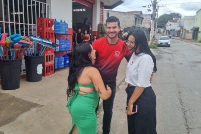Comerciante Renato Aquino reeencontra as moradoras Daniela (E) e Gabriela, que foram resgatadas por ele em meio à enxurrada -  (crédito: Luiz Ribeiro/EM Data/DA Press)