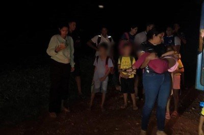 Alunos ficaram ilhados no meio da estrada e precisaram ser resgatados pelo Corpo de Bombeiros -  (crédito: Reprodução/Redes Sociais)