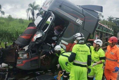 O condutor de uma das carretas passa mal ao volante -  (crédito: Reprodução/CBMMG)