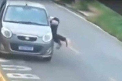 Barbeiro salva bebê de carro em movimento em Contagem -  (crédito: Reprodução/Redes Sociais)