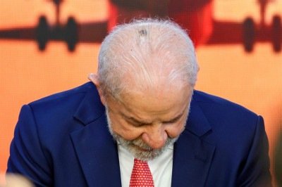 Durante evento no Palácio do Planalto, em Brasília, foi possível observar a lesão de pele no topo da cabeça do presidente Lula  -  (crédito: Sergio Lima/AFP)