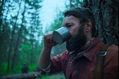 Joel Edgerton protagoniza 'Sonhos de trem', totalmente fotografado com luz natural pelo brasileiro Adolpho Veloso. Filme retrata drama de trabalhador nos EUA no in&iacute;cio do s&eacute;culo 20 -  (crédito: Netflix/divulga&ccedil;&atilde;o)