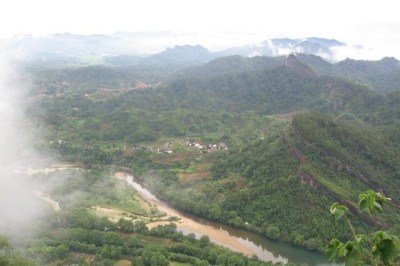 <p>Um vilarejo na província chinesa de Fujian teve sua paisagem transformada pela construção de um prédio de 15 andares feito para abrigar mais de 100 integrantes de uma mesma família.</p>
 -  (crédito: Wikimedia Commons/Ariel Steiner)