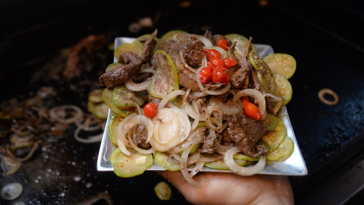Op&ccedil;&otilde;es de prato feito, como o de f&iacute;gado com cebola e pimentas, do Bar da Lora, s&atilde;o essenciais para recarregar as energias durante a maratona do carnaval em BH. -  (crédito: Tulio Santos/EM/D.A. Press.)