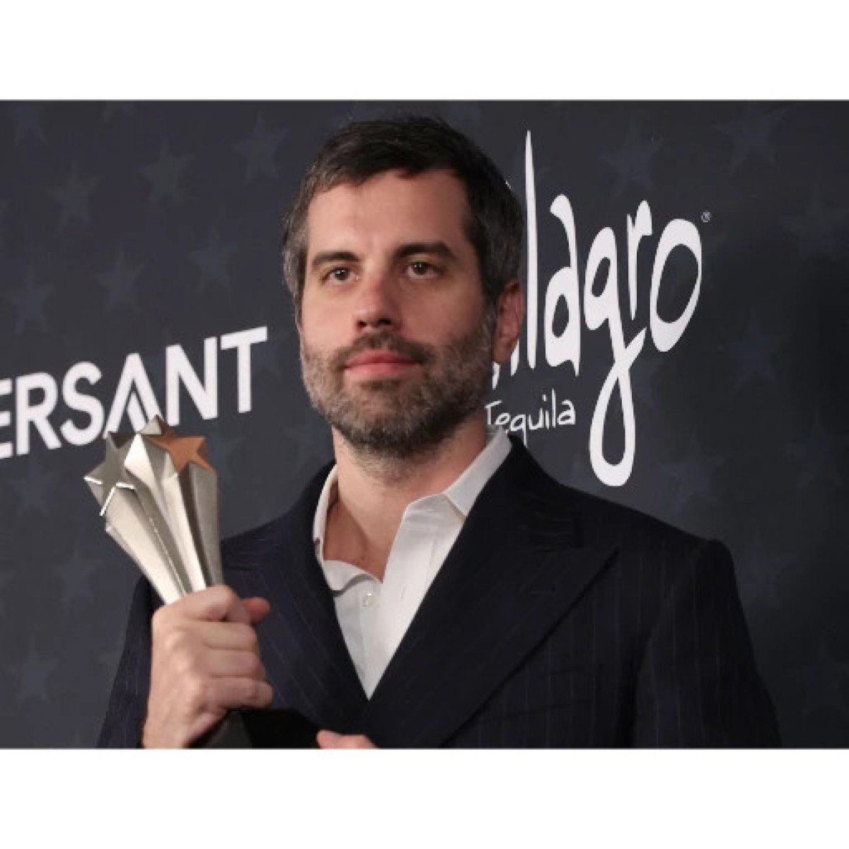  Brasileiro Adolpho Veloso exibe o trof&eacute;u do pr&ecirc;mio Critics Choice de fotografia