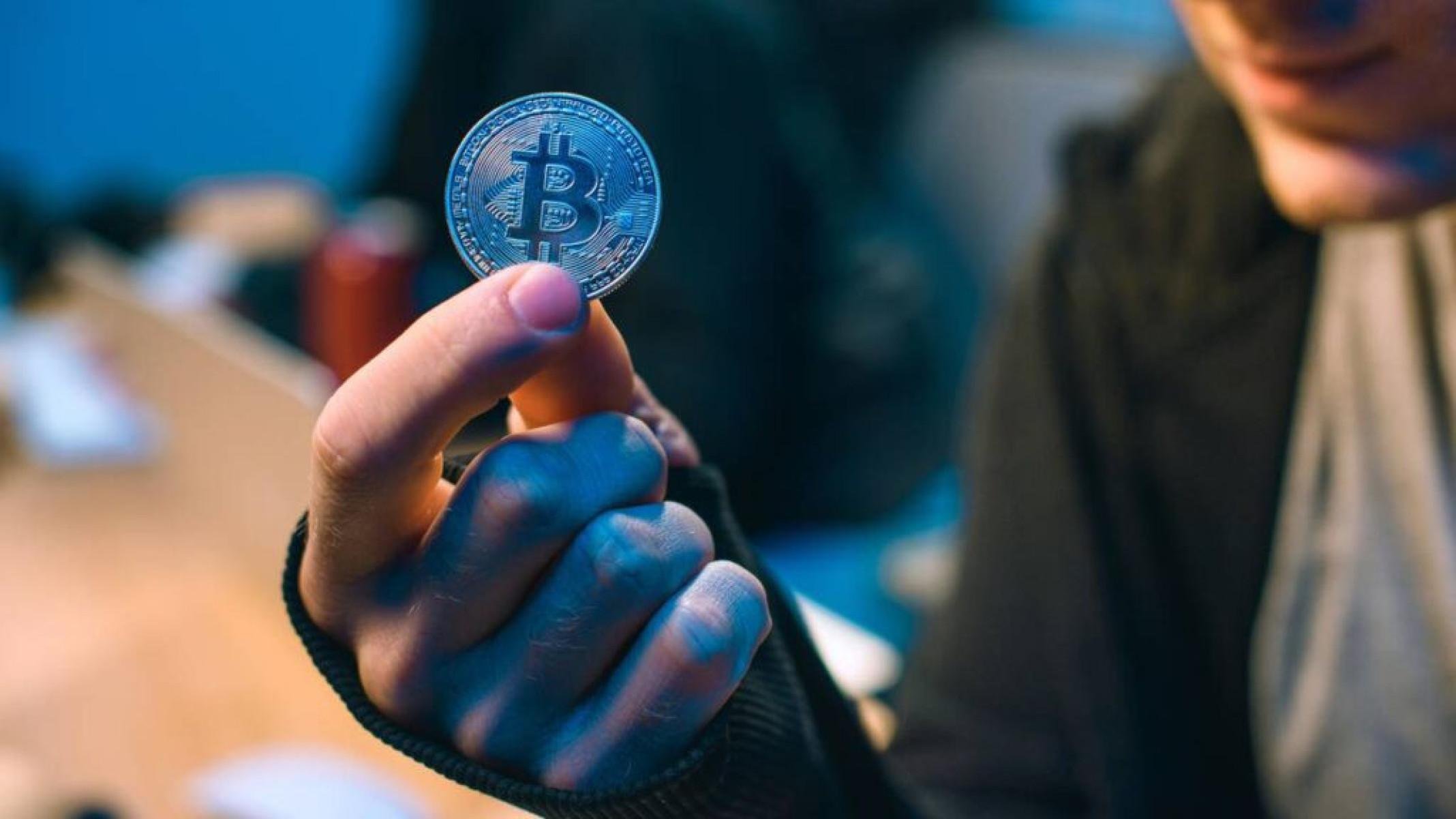 Bitcoin cai mais 40% desde o pico de 2025: entenda as causas da queda - Portal Giro 10