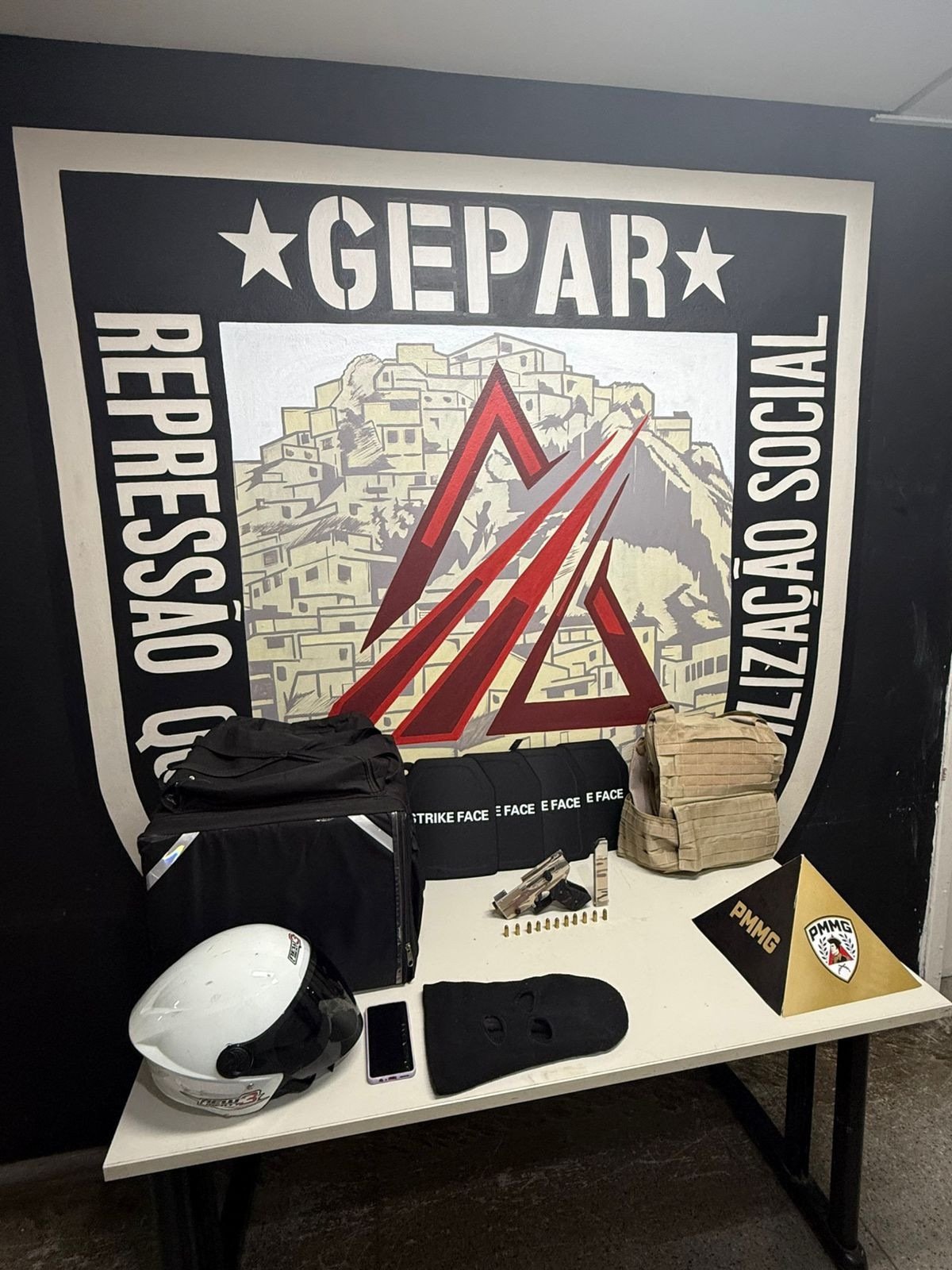 O homem foi conduzido &agrave; delegacia junto com o material apreendido e deve responder, inicialmente, por homic&iacute;dio e posse irregular de arma de fogo