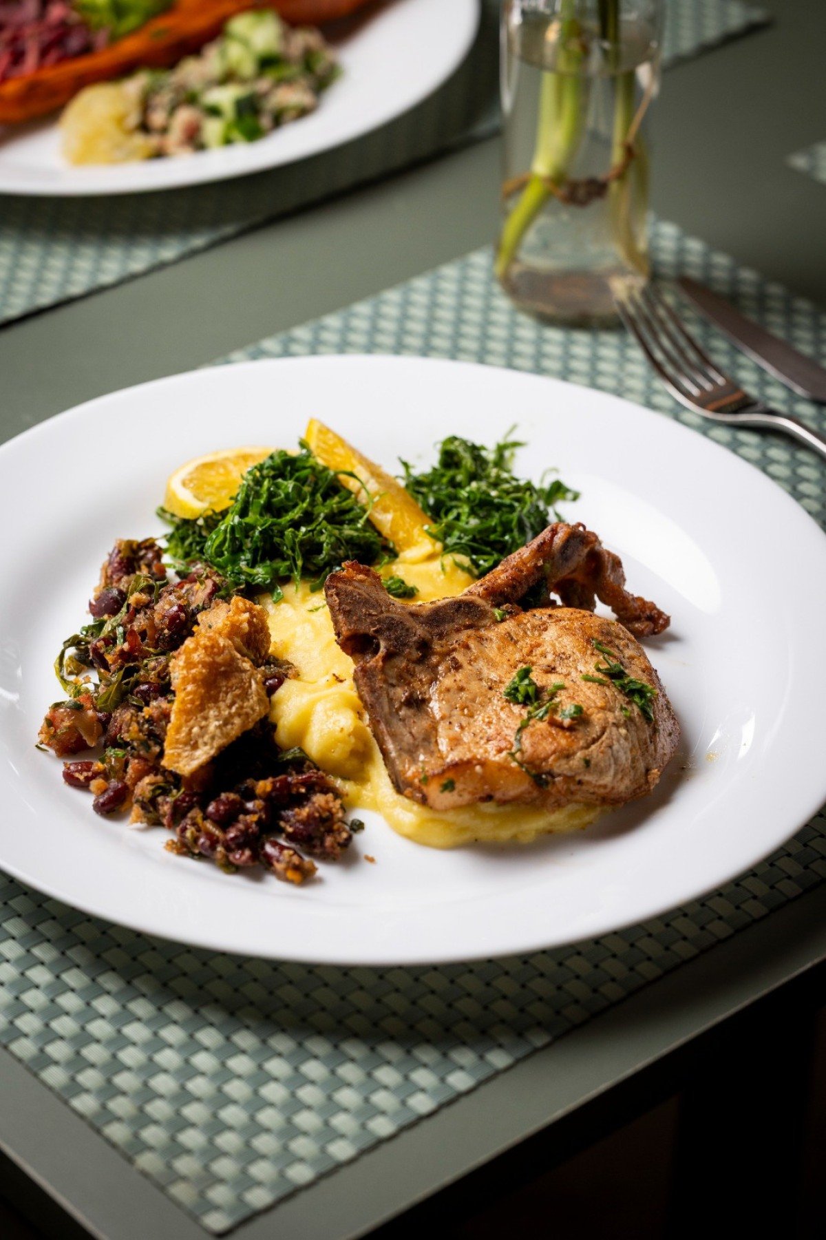 Comidaria Oiticica: voltado para a cozinha mineira, o servi&ccedil;o de buf&ecirc; a quilo permite as mais diversas combina&ccedil;&otilde;es, entre elas bisteca com angu, tropeiro, couve e laranja 