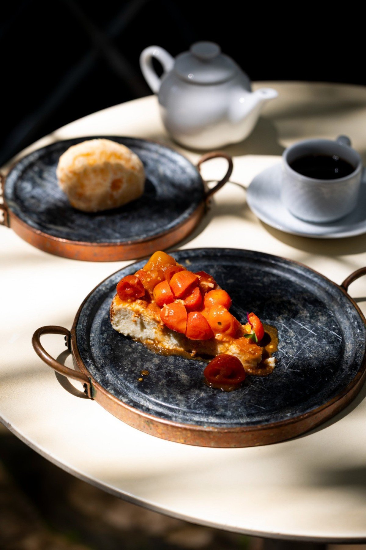 Caf&eacute; das Flores: pensado para quem quiser fazer uma pausa r&aacute;pida durante a visita, o card&aacute;pio ter&aacute; lanches como a torta de queijo com compota de tomate assado