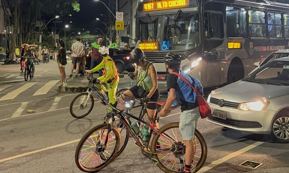Passagem do bloco bloqueou a Avenida Get&uacute;lio Vargas e deixou motoristas "presos" devido &agrave; falta de opera&ccedil;&atilde;o para desviar o tr&aacute;fego-Ramon Lisboa/EM/D.A.Press