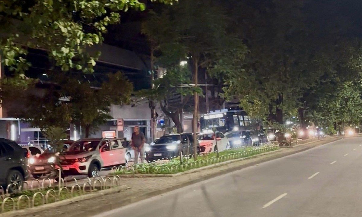 Grande congestionamento se formou na Avenida Get&uacute;lio Vargas: aos motoristas, restou apenas esperar pela passagem do bloco-Ramon Lisboa/EM/D.A.Press